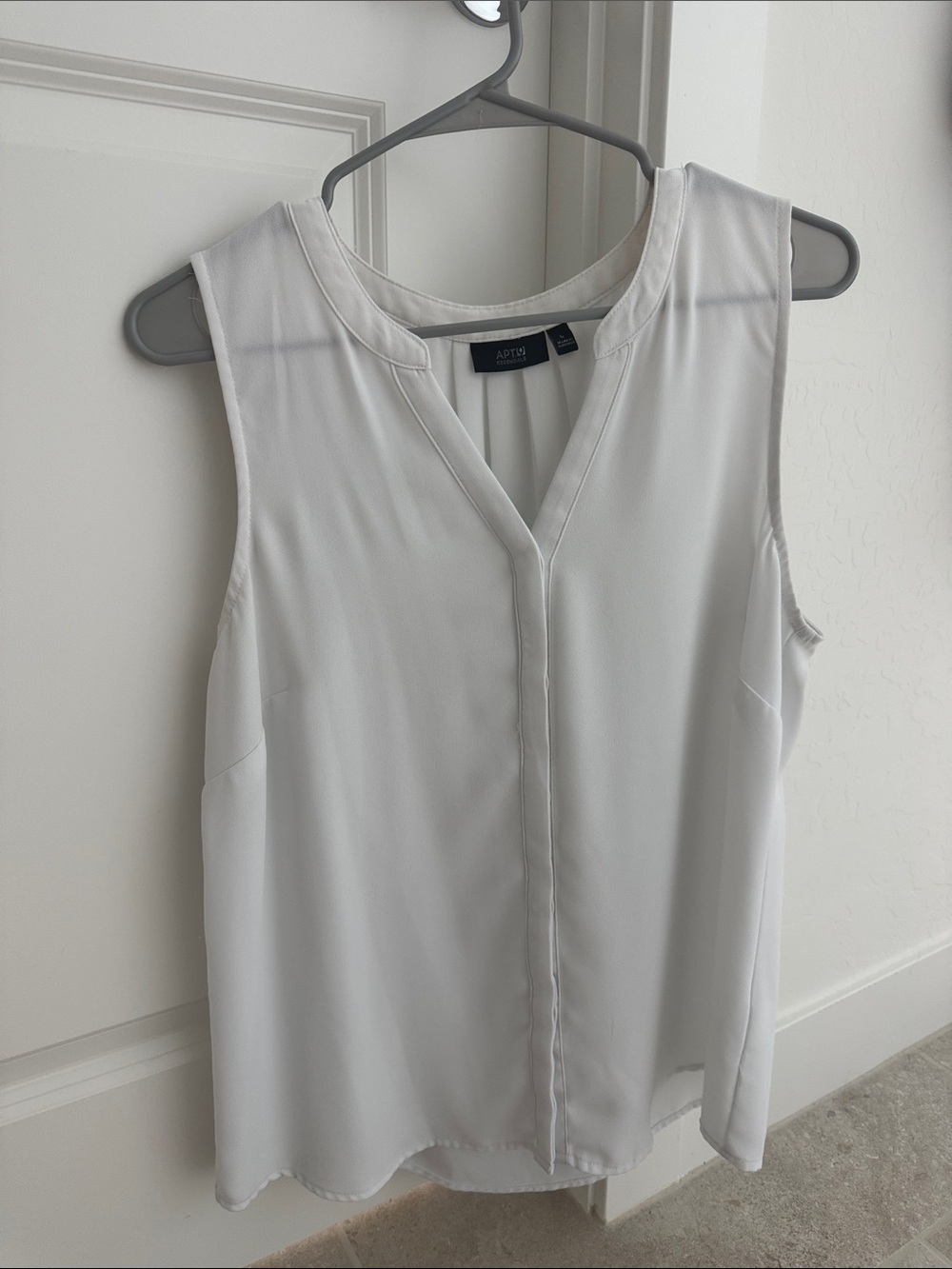 Apt. 9 White V-Neck Sleeveless Camisole